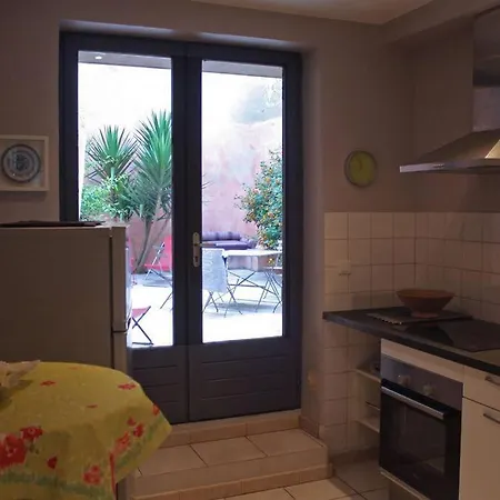 Arlette La Petite Maison Arlesienne * Arles